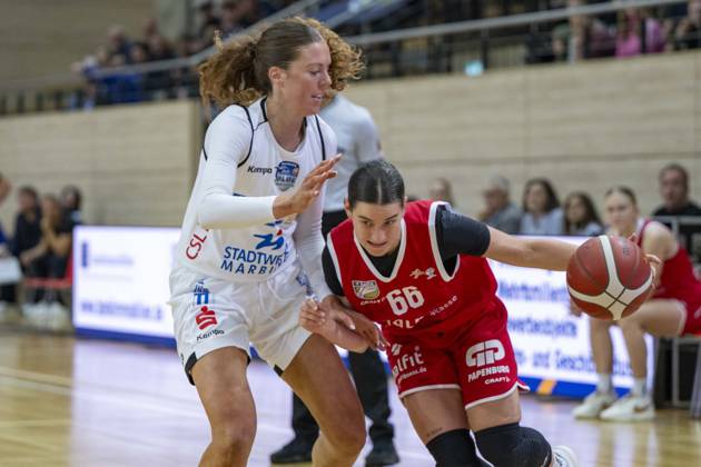 Toyota DBBL 2026–2027: HalFit Lions vs. BC Marburg, Halle an der Saale, Germany, October 18, 2026. Pictured, from left, in a one-on-one matchup: Amelia Hassett (Marburg) and Dominica Fiszer (Halle an der Saale), at the swh Arena in Saxony-Anhalt, Germany