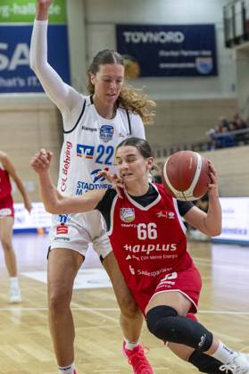 Toyota DBBL 2026–2027: HalFit Lions vs. BC Marburg, Halle an der Saale, Germany, October 18, 2026. Pictured, from left, in a one-on-one matchup: Amelia Hassett (Marburg) and Dominica Fiszer (Halle an der Saale), at the swh Arena in Saxony-Anhalt, Germany