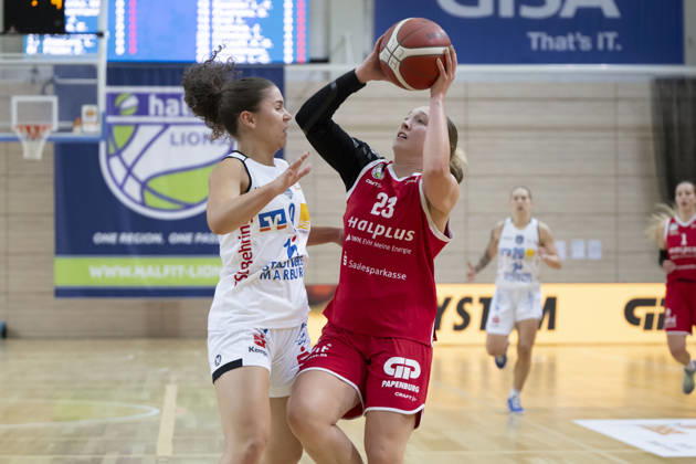 Toyota DBBL 2026–2027: HalFit Lions vs. BC Marburg, Halle an der Saale, Germany, October 18, 2026. Pictured, from left: Marianna Byvatov (Marburg) and Jordan King (Halle an der Saale), swh Arena, Saxony-Anhalt, Germany