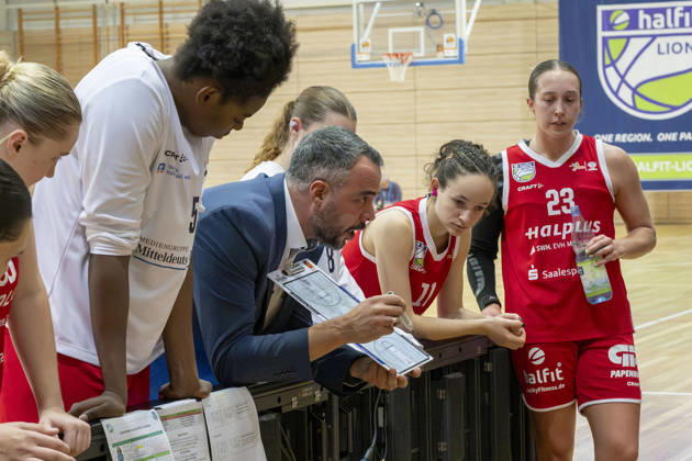 Toyota DBBL 2026–2027: HalFit Lions vs. BC Marburg, Halle an der Saale, Germany, October 18, 2026. Pictured in the center: Halle coach Timur Topal speaking to his players during a timeout at the Halle an der Saale swh Arena, Saxony-Anhalt, Germany.