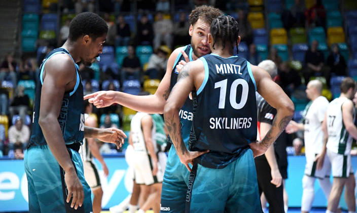 October 18, 2026, xokbx, BBL Basketball Cup, Frankfurt Skyliners vs. VET Concept Gladiators Trier; from left: William Christmas (Fraport Skyliners Frankfurt), Race Thompson (Fraport Skyliners Frankfurt), Judah Mintz (Fraport Skyliners Frankfurt) in discussion; Frankfurt am Main