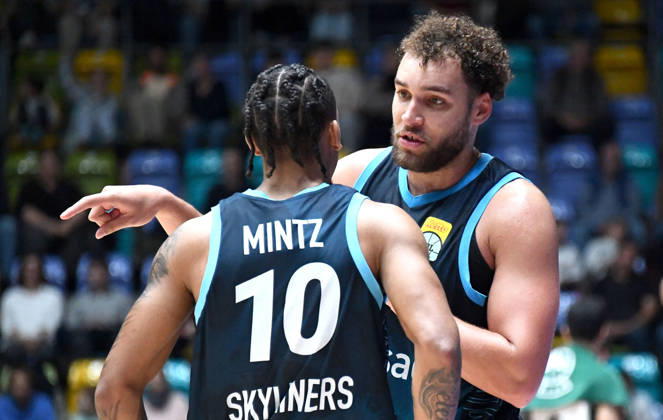October 18, 2026, xokbx, BBL Basketball Cup, Frankfurt Skyliners vs. VET Concept Gladiators Trier, Judah Mintz (Fraport Skyliners Frankfurt), Race Thompson (Fraport Skyliners Frankfurt), consulting in Frankfurt am Main
