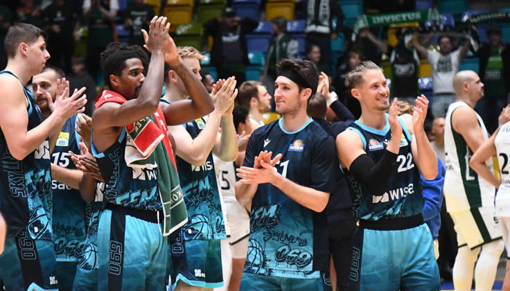 October 18, 2026, xokbx, BBL Cup, Frankfurt Skyliners vs. VET Concept Gladiators Trier, from left: William Christmas, Fraport Skyliners Frankfurt, Ryan Arcidiacono, Fraport Skyliners Frankfurt; Thomas Klepeisz, Fraport Skyliners Frankfurt, and others celebrate and cheer the victory with the fans, applauding in Frankfurt am Main
