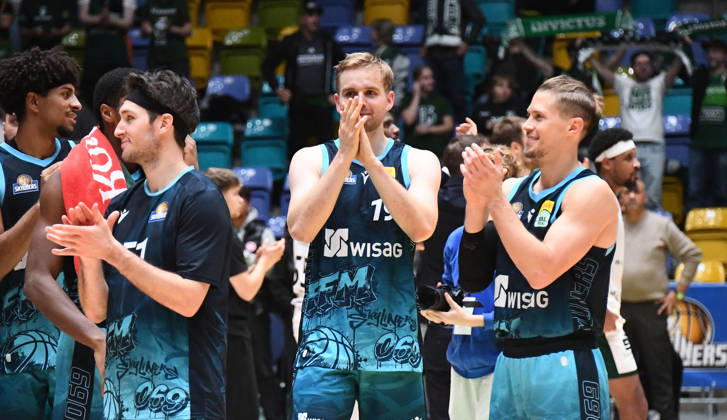 October 18, 2026, xokbx, BBL Basketball Cup, Frankfurt Skyliners vs. VET Concept Gladiators Trier, featuring Ryan Arcidiacono of the Fraport Skyliners Frankfurt, Till Pape, Fraport Skyliners Frankfurt; Thomas Klepeisz, Fraport Skyliners Frankfurt; and others celebrate and cheer the victory with the fans, applauding in Frankfurt am Main