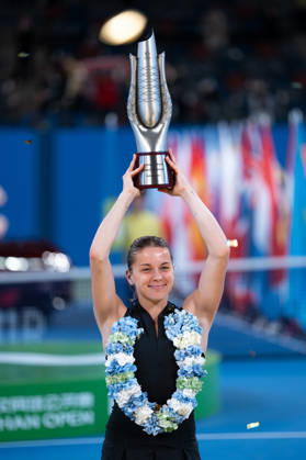 (261018) -- WUHAN, Oct. 18, 2026 -- Maja Chwalinska lifts the trophy during the awarding ceremony after the women s singles final match between Maja Chwalinska of Poland and Sonay Kartal of Britain at the 2026 Wuhan Open tennis tournament in Wuhan, capital of central China s Hubei Province, Oct. 18, 2026. ) (SP)CHINA-WUHAN-TENNIS-WUHAN OPEN-WOMEN S SINGLES-FINAL (CN) WuxZhizun 