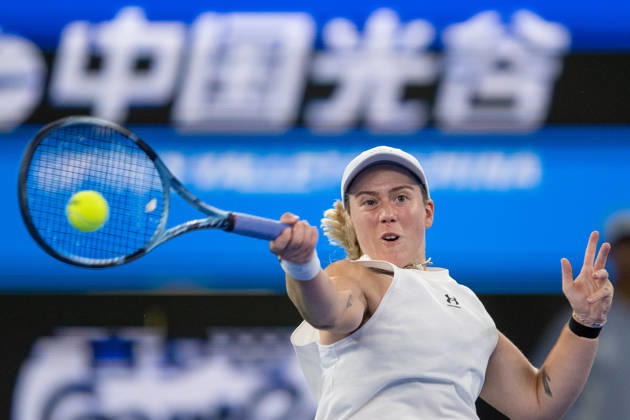 (261018) -- WUHAN, Oct. 18, 2026 -- Sonay Kartal hits a return during the women s singles final match between Maja Chwalinska of Poland and Sonay Kartal of Britain at the 2026 Wuhan Open tennis tournament in Wuhan, capital of central China s Hubei Province, Oct. 18, 2026. ) (SP)CHINA-WUHAN-TENNIS-WUHAN OPEN-WOMEN S SINGLES-FINAL (CN) WuxZhizun 