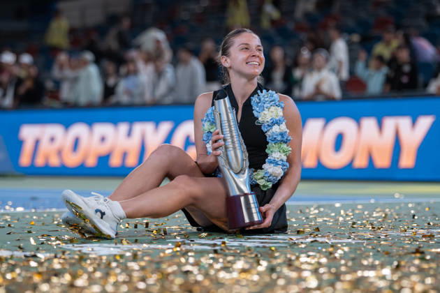 (261018) -- WUHAN, Oct. 18, 2026 -- Maja Chwalinska holds the trophy during the awarding ceremony after the women s singles final match between Maja Chwalinska of Poland and Sonay Kartal of Britain at the 2026 Wuhan Open tennis tournament in Wuhan, capital of central China s Hubei Province, Oct. 18, 2026. ) (SP)CHINA-WUHAN-TENNIS-WUHAN OPEN-WOMEN S SINGLES-FINAL (CN) WuxZhizun 