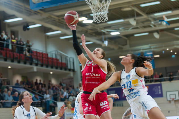Lee Volker Lions, 1, Sara Guerreiro Marburg, 13, Halfit Lions vs. BC Marburg Blue Dolphins, Women s Basketball, 1st Bundesliga, DBBL, Matchday 3 of the 2026–27 season, October 18, 2026, SWH Arena, Saxony-Anhalt, Germany