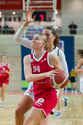 Lilly Küppers Lions, 34, Amelia Sophia Hassett Marburg, 22, Halfit Lions vs. BC Marburg Blue Dolphins, Women s Basketball, 1st Bundesliga, DBBL, Matchday 3 of the 2026–27 season, October 18, 2026, SWH Arena, Saxony-Anhalt, Germany