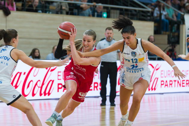 Marianna Byvatov (Marburg), 9, Lee Volker (Lions), 1, Sara Guerreiro (Marburg), 13, halfit Lions vs. BC Marburg Blue Dolphins, Women s Basketball, 1st Bundesliga, DBBL, Matchday 3 of the 2026–27 season, October 18, 2026, SWH Arena, Saxony-Anhalt, Germany