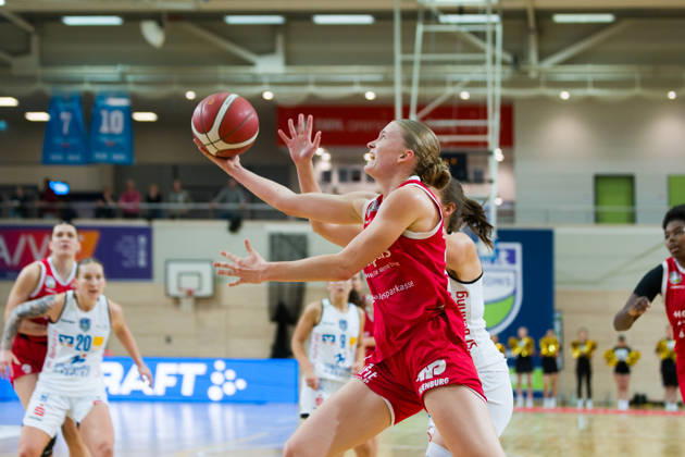 Lilly Küppers Lions, 34, Amelia Sophia Hassett Marburg, 22, Halfit Lions vs. BC Marburg Blue Dolphins, Women s Basketball, 1st Bundesliga, DBBL, Matchday 3 of the 2026–27 season, October 18, 2026, SWH Arena, Saxony-Anhalt, Germany