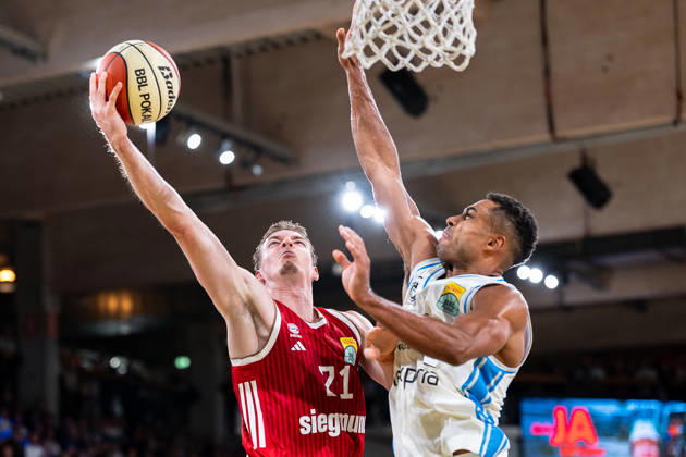 Justus Hollatz, FC Bayern Munich Basketball, scores a layup against Kenneth Ogbe of Veolia Towers Hamburg, 25, GER, Veolia Towers Hamburg vs. FC Bayern Munich Basketball, Basketball, Netto BBL Cup, Round of 16, 2026–2027 Season, October 18, 2026, GER, Veolia Towers Hamburg vs. FC Bayern Munich Basketball, Basketball, Netto BBL Cup, Round of 16, 2026–2027 season, October 18, 2026, Hamburg Copyright: xEibner-Pressefoto MaxxVincenx EP_MVN