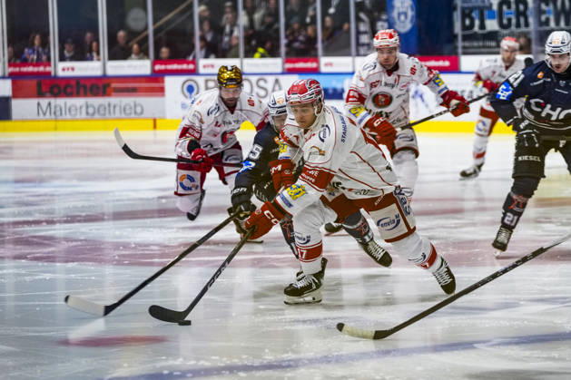 Battle for the Puck: Face-off between Anselm Gerg of the Ravensburg Towerstars, 15, and Logan Will of the Eispiraten Crimmitschau, 17, GER, Ravensburg Towerstars vs. Eispiraten Crimmitschau, ice hockey, DEL2 regular season, Matchday 10, 2026–2027 season, October 18, 2026, GER, Ravensburg Towerstars vs. Eispiraten Crimmitschau, Ice Hockey, DEL2 Regular Season, Matchday 10, 2026–2027 Season, October 18, 2026, Ravensburg Copyright: xEibner-Pressefoto MaximilianxRistx EP_MRT