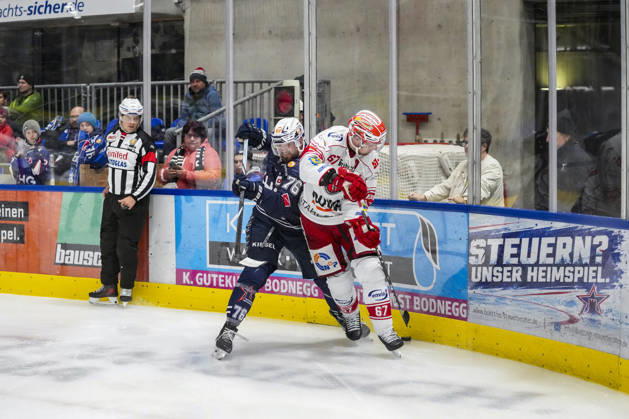 Battle for the Puck: Face-off between Denis Pfaffengut of the Ravensburg Towerstars (76) and Jarno Kaerki of the Eispiraten Crimmitschau, 67, GER, Ravensburg Towerstars vs. Eispiraten Crimmitschau, Ice Hockey, DEL2 Regular Season, Matchday 10, 2026–2027 Season, October 18, 2026, GER, Ravensburg Towerstars vs. Eispiraten Crimmitschau, Ice Hockey, DEL2 Regular Season, Matchday 10, 2026–2027 Season, October 18, 2026, Ravensburg Copyright: xEibner-Pressefoto MaximilianxRistx EP_MRT