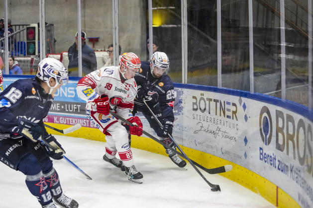 Battle for the Puck: Face-off between Sebastian Streu of the Eispiraten Crimmitschau (No. 89) and Philipp Mass of the Ravensburg Towerstars (No. 25), GER, Ravensburg Towerstars vs. Eispiraten Crimmitschau, Ice Hockey, DEL2 Regular Season, Matchday 10, 2026–2027 Season, October 18, 2026, GER, Ravensburg Towerstars vs. Eispiraten Crimmitschau, Ice Hockey, DEL2 Regular Season, Matchday 10, 2026–2027 Season, October 18, 2026, Ravensburg Copyright: xEibner-Pressefoto MaximilianxRistx EP_MRT