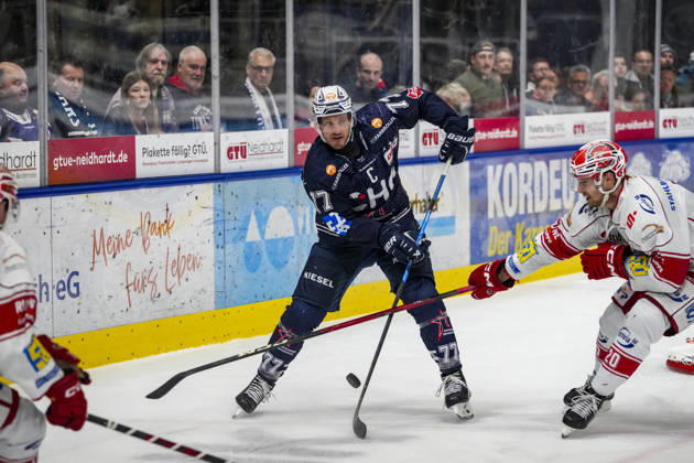 Battle for the Puck: Face-off between Robbie Czarnik of the Ravensburg Towerstars (77) and Emil Quaas of the Eispiraten Crimmitschau (20), GER, Ravensburg Towerstars vs. Eispiraten Crimmitschau, Ice Hockey, DEL2 Regular Season, Matchday 10, 2026–2027 Season, October 18, 2026, GER, Ravensburg Towerstars vs. Eispiraten Crimmitschau, Ice Hockey, DEL2 Regular Season, Matchday 10, 2026–2027 Season, October 18, 2026, Ravensburg Copyright: xEibner-Pressefoto MaximilianxRistx EP_MRT