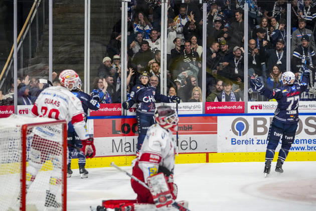 Goal celebration for the 1-0 goal by Mark Rassell, Ravensburg Towerstars, 92, GER, Ravensburg Towerstars vs. Eispiraten Crimmitschau, ice hockey, DEL2 regular season, Matchday 10, 2026–2027 season, October 18, 2026, GER, Ravensburg Towerstars vs. Eispiraten Crimmitschau, Ice Hockey, DEL2 Regular Season, Matchday 10, 2026–2027 Season, October 18, 2026, Ravensburg Copyright: xEibner-Pressefoto MaximilianxRistx EP_MRT