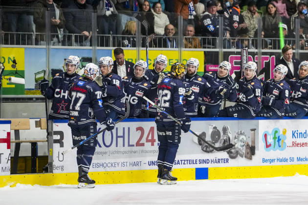 Mark Rassell, Ravensburg Towerstars, celebrating with a high-five on the bench after scoring the 1-0 goal, GER, Ravensburg Towerstars vs. Eispiraten Crimmitschau, ice hockey, DEL2 regular season, Matchday 10, 2026–2027 season, October 18, 2026, GER, Ravensburg Towerstars vs. Eispiraten Crimmitschau, ice hockey, DEL2 regular season, Matchday 10, 2026–2027 season, October 18, 2026, Ravensburg Copyright: xEibner-Pressefoto MaximilianxRistx EP_MRT
