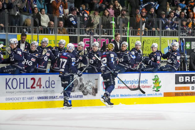 Mark Rassell, Ravensburg Towerstars, celebrating with a high-five on the bench after scoring the 1-0 goal, GER, Ravensburg Towerstars vs. Eispiraten Crimmitschau, ice hockey, DEL2 regular season, Matchday 10, 2026–2027 season, October 18, 2026, GER, Ravensburg Towerstars vs. Eispiraten Crimmitschau, ice hockey, DEL2 regular season, Matchday 10, 2026–2027 season, October 18, 2026, Ravensburg Copyright: xEibner-Pressefoto MaximilianxRistx EP_MRT