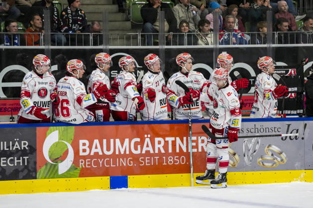 Adam McCormick, Eispiraten Crimmitschau, high-fiving teammates on the bench after scoring the 1-1 goal, GER, Ravensburg Towerstars vs. Eispiraten Crimmitschau, ice hockey, DEL2 regular season, Matchday 10, 2026–2027 season, October 18, 2026, GER, Ravensburg Towerstars vs. Eispiraten Crimmitschau, ice hockey, DEL2 regular season, Matchday 10, 2026–2027 season, October 18, 2026, Ravensburg Copyright: xEibner-Pressefoto MaximilianxRistx EP_MRT