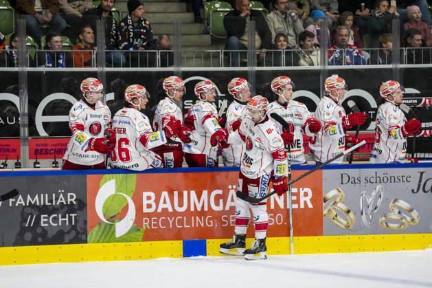 Adam McCormick, Eispiraten Crimmitschau, high-fiving teammates on the bench after scoring the 1-1 goal, GER, Ravensburg Towerstars vs. Eispiraten Crimmitschau, ice hockey, DEL2 regular season, Matchday 10, 2026–2027 season, October 18, 2026, GER, Ravensburg Towerstars vs. Eispiraten Crimmitschau, ice hockey, DEL2 regular season, Matchday 10, 2026–2027 season, October 18, 2026, Ravensburg Copyright: xEibner-Pressefoto MaximilianxRistx EP_MRT