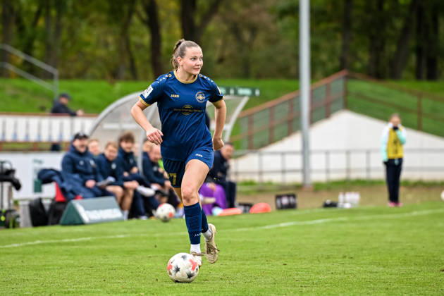 October 18, 2026, Soccer, Women s Bundesliga 2, 2026–2027, Matchday 9, SG 99 Andernach vs. SGS Essen; Malou Müller of Andernach runs with the ball in midfield and looks for a spot to cross it
