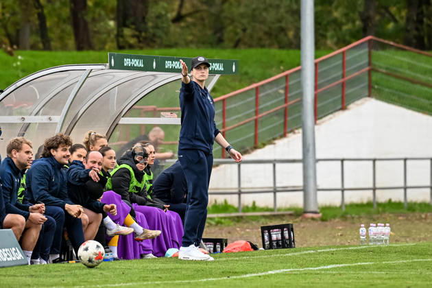 October 18, 2026, Soccer, Women s Bundesliga 2, 2026–2027 season, Matchday 9, SG 99 Andernach vs. SGS Essen; Essen s head coach, Heleen Jaques, gestures during the game
