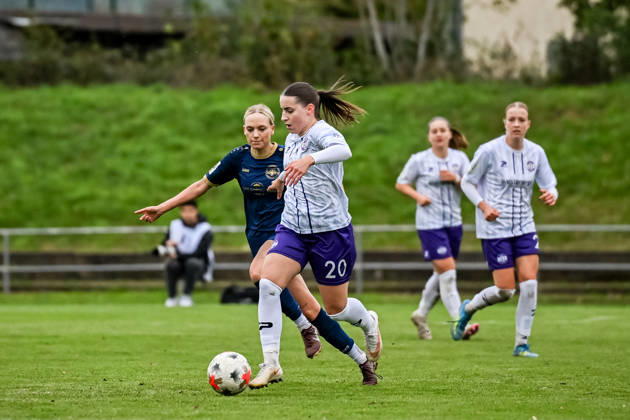 October 18, 2026, Soccer, Women s Bundesliga 2, 2026–2027, Matchday 9, SG 99 Andernach vs. SGS Essen, Leonie Köpp 20, Essen carries the ball through the midfield