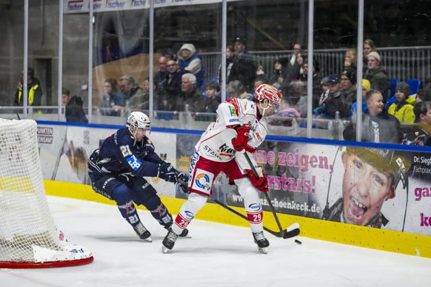 Battle for the Puck: Face-off between Matej Mrazek of the Ravensburg Towerstars, 21, and Finn Fuchs of the Eispiraten Crimmitschau, 29, GER, Ravensburg Towerstars vs. Eispiraten Crimmitschau, Ice Hockey, DEL2 Regular Season, Matchday 10, 2026–2027 Season, October 18, 2026, GER, Ravensburg Towerstars vs. Eispiraten Crimmitschau, Ice Hockey, DEL2 Regular Season, Matchday 10, 2026–2027 Season, October 18, 2026, Ravensburg Copyright: xEibner-Pressefoto MaximilianxRistx EP_MRT