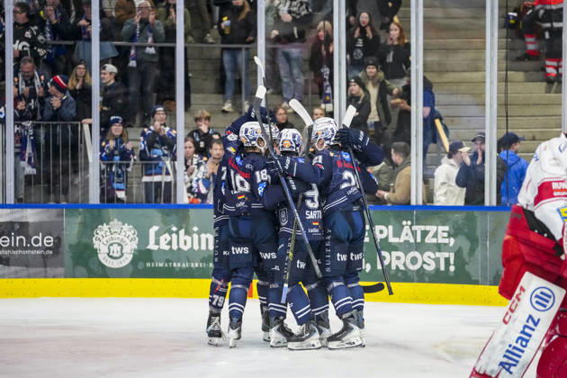 Goal celebration after the 2-1 goal, GER, Ravensburg Towerstars vs. Eispiraten Crimmitschau, ice hockey, DEL2 regular season, Matchday 10, 2026–2027 season, October 18, 2026, GER, Ravensburg Towerstars vs. Eispiraten Crimmitschau, Ice Hockey, DEL2 Regular Season, Matchday 10, 2026–2027 Season, October 18, 2026, Ravensburg Copyright: xEibner-Pressefoto MaximilianxRistx EP_MRT