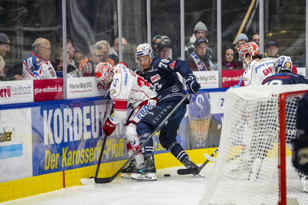 Battle for the Puck: A duel between Tim Lutz of the Eispiraten Crimmitschau, 22, and Ryan Odude of the Ravensburg Towerstars, 79, GER, Ravensburg Towerstars vs. Eispiraten Crimmitschau, ice hockey, DEL2 regular season, Matchday 10, 2026–2027 season, October 18, 2026, GER, Ravensburg Towerstars vs. Eispiraten Crimmitschau, Ice Hockey, DEL2 Regular Season, Matchday 10, 2026–2027 Season, October 18, 2026, Ravensburg Copyright: xEibner-Pressefoto MaximilianxRistx EP_MRT