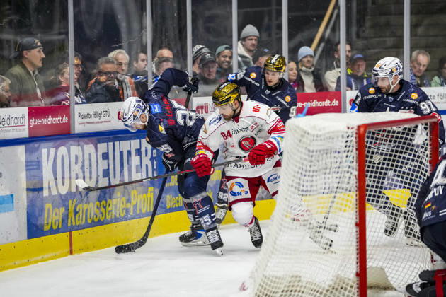 Battle for the Puck: Face-off between Philipp Mass of the Ravensburg Towerstars, 25, and Louis Brune of the Eispiraten Crimmitschau, 84, GER, Ravensburg Towerstars vs. Eispiraten Crimmitschau, Ice Hockey, DEL2 Regular Season, Matchday 10, 2026–2027 Season, October 18, 2026, GER, Ravensburg Towerstars vs. Eispiraten Crimmitschau, Ice Hockey, DEL2 Regular Season, Matchday 10, 2026–2027 Season, October 18, 2026, Ravensburg Copyright: xEibner-Pressefoto MaximilianxRistx EP_MRT