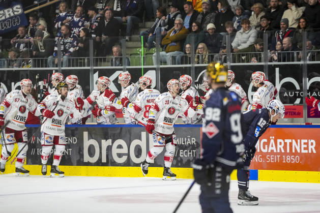 Emil Quaas of the Eispiraten Crimmitschau, age 20, high-fiving teammates on the bench after scoring the goal that made it 4–2, GER, Ravensburg Towerstars vs. Eispiraten Crimmitschau, ice hockey, DEL2 regular season, Matchday 10, 2026–2027 season, October 18, 2026, GER, Ravensburg Towerstars vs. Eispiraten Crimmitschau, ice hockey, DEL2 regular season, Matchday 10, 2026–2027 season, October 18, 2026, Ravensburg Copyright: xEibner-Pressefoto MaximilianxRistx EP_MRT