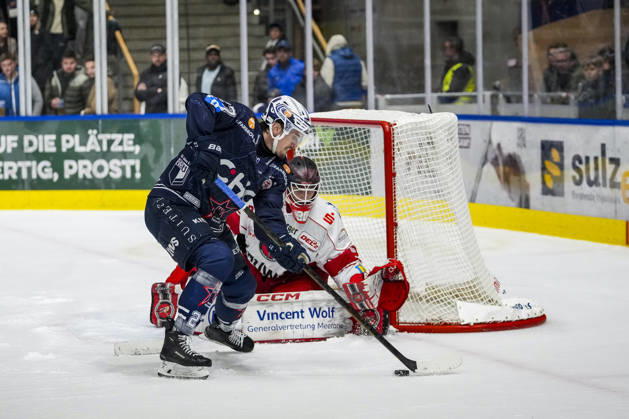 Scoring chance for a 5-2 lead by Thomas Reichel of the Ravensburg Towerstars, 27, against Pascal Seidel of the Eispiraten Crimmitschau, 30, GER, Ravensburg Towerstars vs. Eispiraten Crimmitschau, Ice Hockey, DEL2 Regular Season, Matchday 10, 2026–2027 Season, October 18, 2026, GER, Ravensburg Towerstars vs. Eispiraten Crimmitschau, Ice Hockey, DEL2 Regular Season, Matchday 10, 2026–2027 Season, October 18, 2026, Ravensburg Copyright: xEibner-Pressefoto MaximilianxRistx EP_MRT