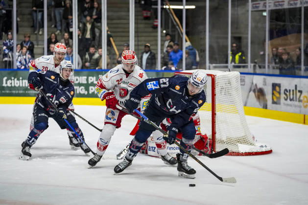 Battle for the Puck: Face-off between Finn Fuchs of the Eispiraten Crimmitschau, 29, and Thomas Reichel of the Ravensburg Towerstars, 27, GER, Ravensburg Towerstars vs. Eispiraten Crimmitschau, Ice Hockey, DEL2 Regular Season, Matchday 10, 2026–2027 Season, October 18, 2026, GER, Ravensburg Towerstars vs. Eispiraten Crimmitschau, Ice Hockey, DEL2 Regular Season, Matchday 10, 2026–2027 Season, October 18, 2026, Ravensburg Copyright: xEibner-Pressefoto MaximilianxRistx EP_MRT