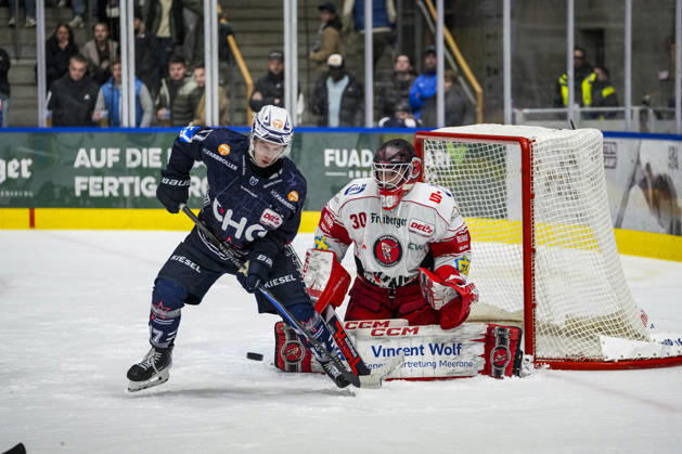 Scoring chance for the 5-2 goal by Matt Fonteyne of the Ravensburg Towerstars (No. 17) against Pascal Seidel of the Eispiraten Crimmitschau (No. 30), GER, Ravensburg Towerstars vs. Eispiraten Crimmitschau, Ice Hockey, DEL2 Regular Season, Matchday 10, 2026–2027 Season, October 18, 2026, GER, Ravensburg Towerstars vs. Eispiraten Crimmitschau, Ice Hockey, DEL2 Regular Season, Matchday 10, 2026–2027 Season, October 18, 2026, Ravensburg Copyright: xEibner-Pressefoto MaximilianxRistx EP_MRT