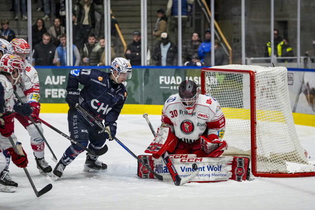 Scoring chance for the 5-2 goal by Matt Fonteyne of the Ravensburg Towerstars (No. 17) against Pascal Seidel of the Eispiraten Crimmitschau (No. 30), GER, Ravensburg Towerstars vs. Eispiraten Crimmitschau, Ice Hockey, DEL2 Regular Season, Matchday 10, 2026–2027 Season, October 18, 2026, GER, Ravensburg Towerstars vs. Eispiraten Crimmitschau, Ice Hockey, DEL2 Regular Season, Matchday 10, 2026–2027 Season, October 18, 2026, Ravensburg Copyright: xEibner-Pressefoto MaximilianxRistx EP_MRT