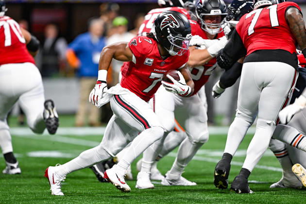 ATLANTA, GA - OCTOBER 18: Atlanta running back Bijan Robinson (7) runs the ball during the NFL, American Football Herren, USA game between the Chicago Bears and the Atlanta Falcons on October 18th, 2026 at Mercedes-Benz Stadium in Atlanta, GA. (Photo by Rich von Biberstein Icon Sportswire) NFL: OCT 18 Bears at Falcons EDITORIAL USE ONLY Icon261018007