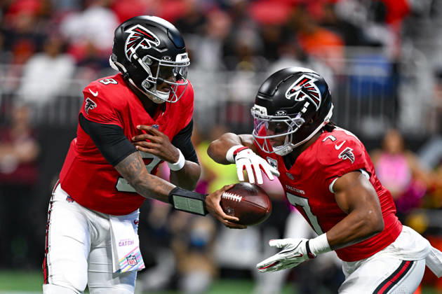 ATLANTA, GA - OCTOBER 18: Atlanta quarterback Michael Penix Jr. (9) hands the ball off to running back Bijan Robinson (7) during the NFL, American Football Herren, USA game between the Chicago Bears and the Atlanta Falcons on October 18th, 2026 at Mercedes-Benz Stadium in Atlanta, GA. (Photo by Rich von Biberstein Icon Sportswire) NFL: OCT 18 Bears at Falcons EDITORIAL USE ONLY Icon261018013