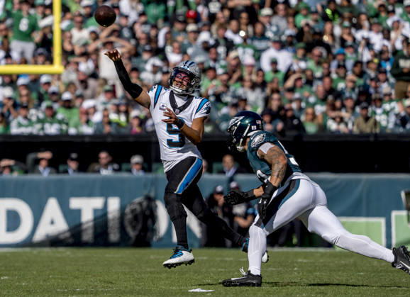 October 18, 2026, Philadelphia, Pa, USA: Oct 18, 2026; Philadelphia, PA, USA; Carolina Panthers quarterback Bryce Young (9) scrambles away from Philadelphia Eagles linebacker Zack Baun (53) during the NFL, American Football Herren, USA football matchup between the Carolina Panthers and Philadelphia Eagles at Lincoln Financial Field. Mandatory Credit: -Cal Media NFL 2026: Panthers Vs Eagles OCT 18  - ZUMAcs17 20261018_faf_cs17_027 Copyright: xScottxSeriox