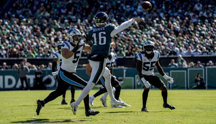 October 18, 2026, Philadelphia, Pa, USA: Oct 18, 2026; Philadelphia, PA, USA; Philadelphia Eagles quarterback Tanner McKee (16) scrambles and throws a pass during the NFL, American Football Herren, USA football matchup between the Carolina Panthers and Philadelphia Eagles during the NFL football matchup between the Carolina Panthers and Philadelphia Eagles at Lincoln Financial Field. Mandatory Credit: -Cal Media Philadelphia USA - ZUMAcs17 20261018_faf_cs17_022 Copyright: xScottxSeriox