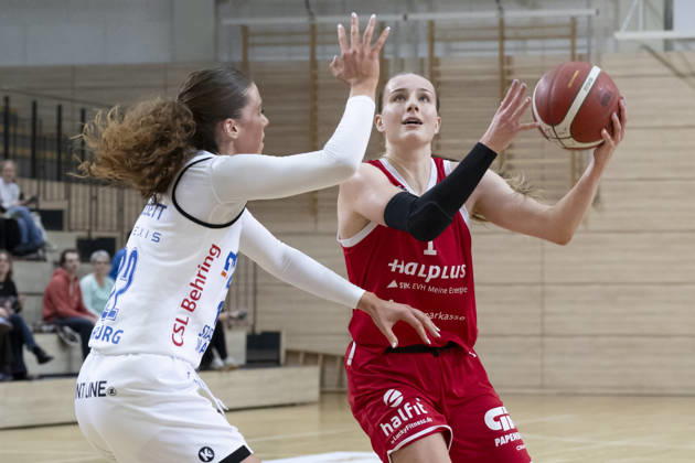 Toyota DBBL 2026–2027: HalFit Lions vs. BC Marburg, Halle an der Saale, Germany, October 18, 2026. Pictured, from left: Amelia Hassett (Marburg) and Lee Volker (Halle an der Saale), swh Arena, Saxony-Anhalt, Germany