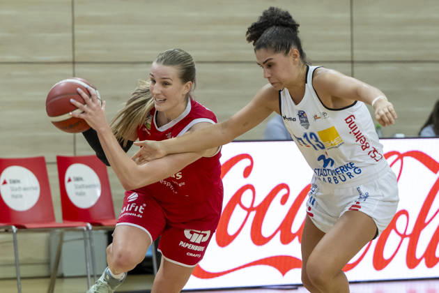 Toyota DBBL 2026–2027 HalFit Lions vs. BC Marburg Halle Saale, Germany, October 18, 2026. Pictured, from left: Lee Volker (Halle) and Sara Guerreiro (Marburg Halle Saale) at the swh Arena in Saxony-Anhalt, Germany