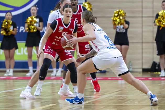Toyota DBBL 2026–2027: HalFit Lions vs. BC Marburg Halle Saale, Germany, October 18, 2026. Pictured, from left: Dominika Fiszer (Halle) and Lea Debeljak (Marburg Halle Saale), swh Arena, Saxony-Anhalt, Germany