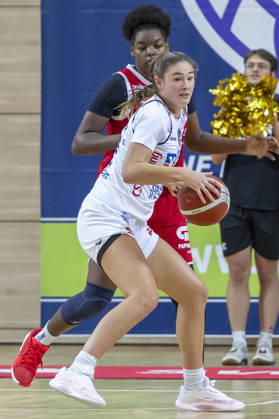 Toyota DBBL 2026–2027 HalFit Lions vs. BC Marburg Halle Saale, Germany, October 18, 2026. Pictured, from left: Khalis Cain (Halle) and Lilly Meister (Marburg Halle Saale) at the swh Arena in Saxony-Anhalt, Germany