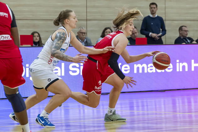 Toyota DBBL 2026–2027: HalFit Lions vs. BC Marburg, Halle an der Saale, Germany, October 18, 2026. Pictured, from left: Lea Debeljak (Marburg) and Lee Volker (Halle an der Saale), swh Arena, Saxony-Anhalt, Germany