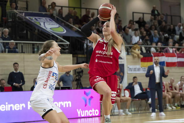 Toyota DBBL 2026–2027: HalFit Lions vs. BC Marburg, Halle (Saale), Germany, October 18, 2026. Pictured: Lea Debeljak (Marburg) and Lee Volker (Halle), Halle (Saale), swh Arena, Saxony-Anhalt, Germany
