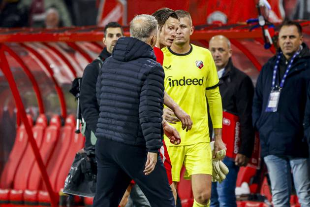 ENSCHEDE - Wout Weghorst of FC Twente reacts to the loss and FC Twente Head Coach John van den Brom after the Eredivisie match between FC Twente and FC Utrecht at De Grolsch Veste on October 18, 2026 in Enschede, the Netherlands. WART BRINKERHOF ANP Eredivisie 2026 27 xVIxANPxSportx xMarcelxterxBalsxIVx 572887698 originalFilename: 572887698