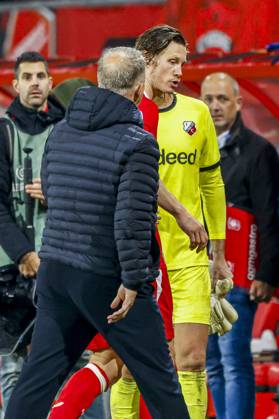 ENSCHEDE - Wout Weghorst of FC Twente reacts to the loss and FC Twente Head Coach John van den Brom after the Eredivisie match between FC Twente and FC Utrecht at De Grolsch Veste on October 18, 2026 in Enschede, the Netherlands. WART BRINKERHOF ANP Eredivisie 2026 27 xVIxANPxSportx xMarcelxterxBalsxIVx 572888998 originalFilename: 572888998