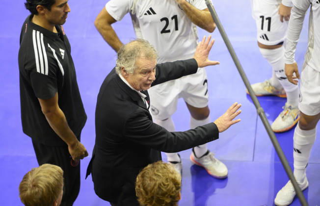 National team coach Marcel Loosveld (GER) gives instructions during a timeout, gesturing, Futsal World Cup qualifying match between Germany and Lithuania (4–2), on October 18, 2026, at the Westenergie Sporthalle in Mülheim an der Ruhr, Germany